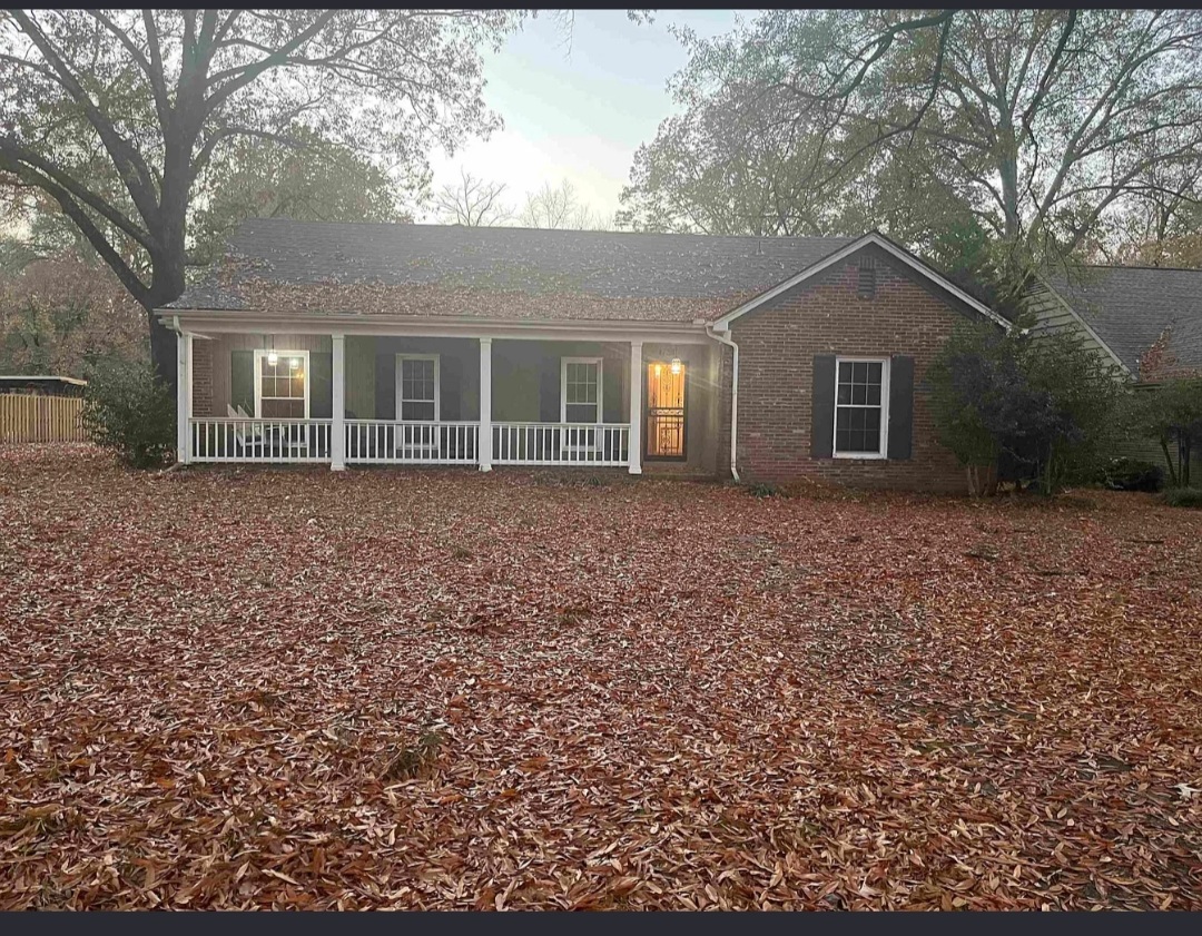 HOME WHICH COMBINES COMFORT